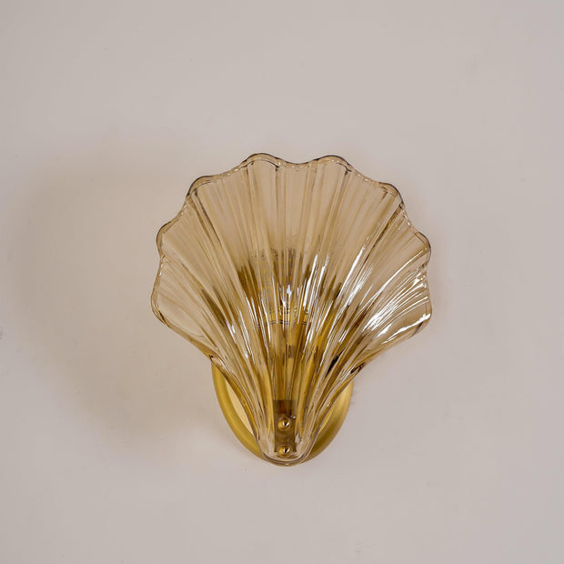 Wall sconce in brass and glass with a sleek design - Contemporary LED lighting with an artistic touch