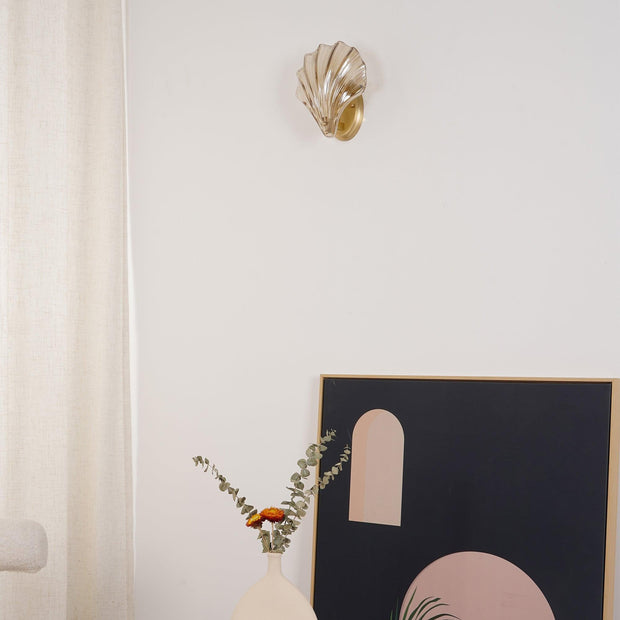 Wall sconce in brass and glass with a sleek design - Contemporary LED lighting with an artistic touch