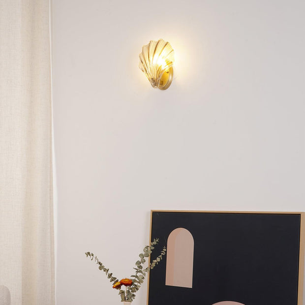 Wall sconce in brass and glass with a sleek design - Contemporary LED lighting with an artistic touch