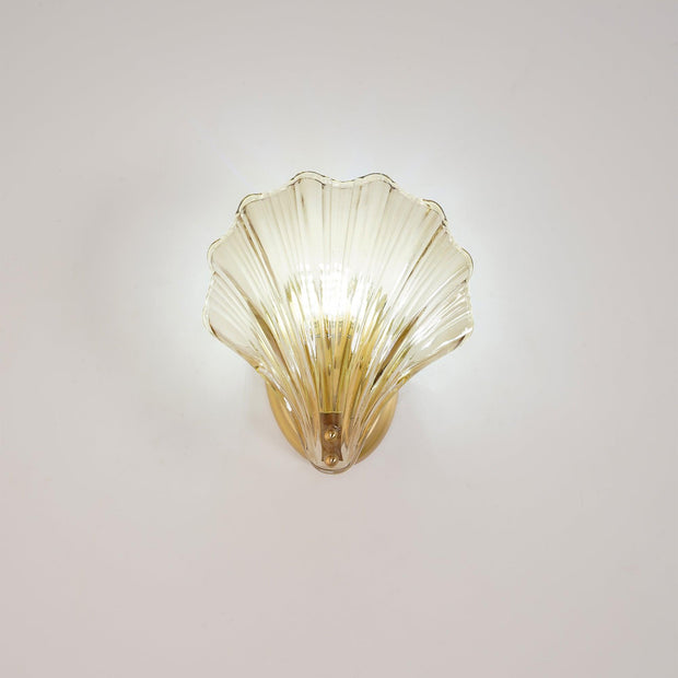 Wall sconce in brass and glass with a sleek design - Contemporary LED lighting with an artistic touch