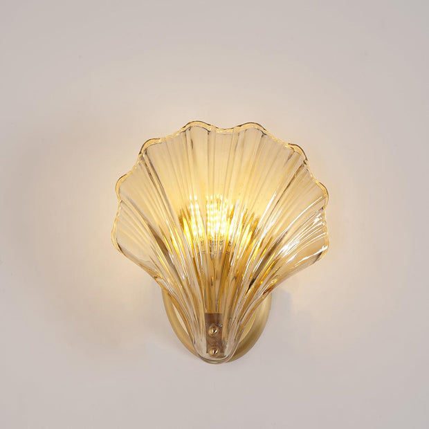Wall sconce in brass and glass with a sleek design - Contemporary LED lighting with an artistic touch