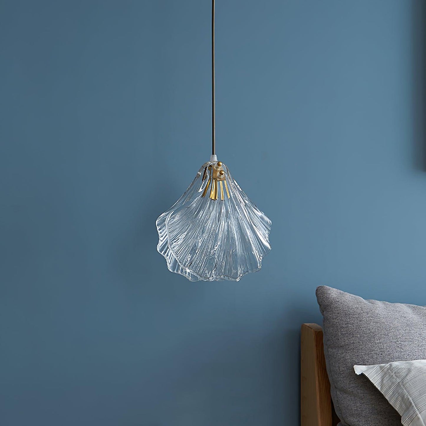 Suspension Chic Mini Coquille – Élégant luminaire en verre et laiton