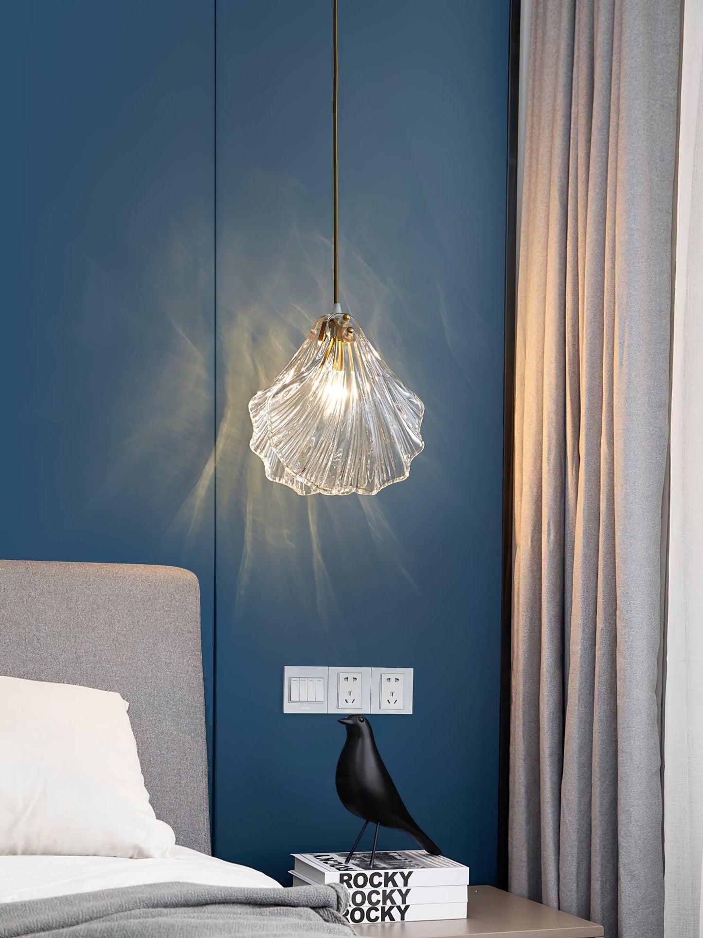 Suspension Chic Mini Coquille – Élégant luminaire en verre et laiton
