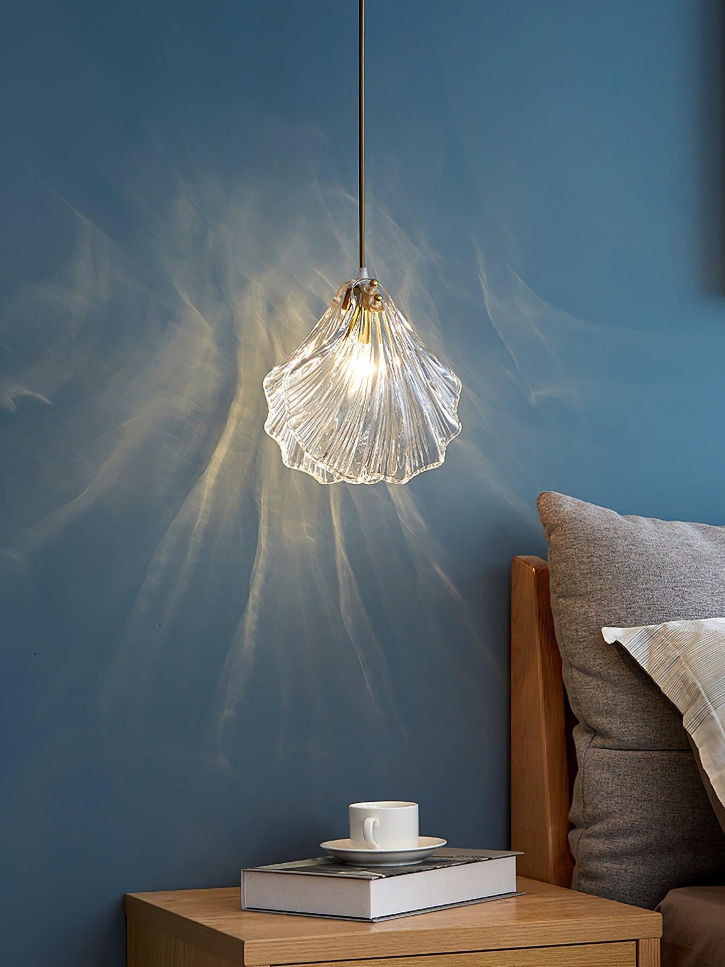 Suspension Chic Mini Coquille – Élégant luminaire en verre et laiton