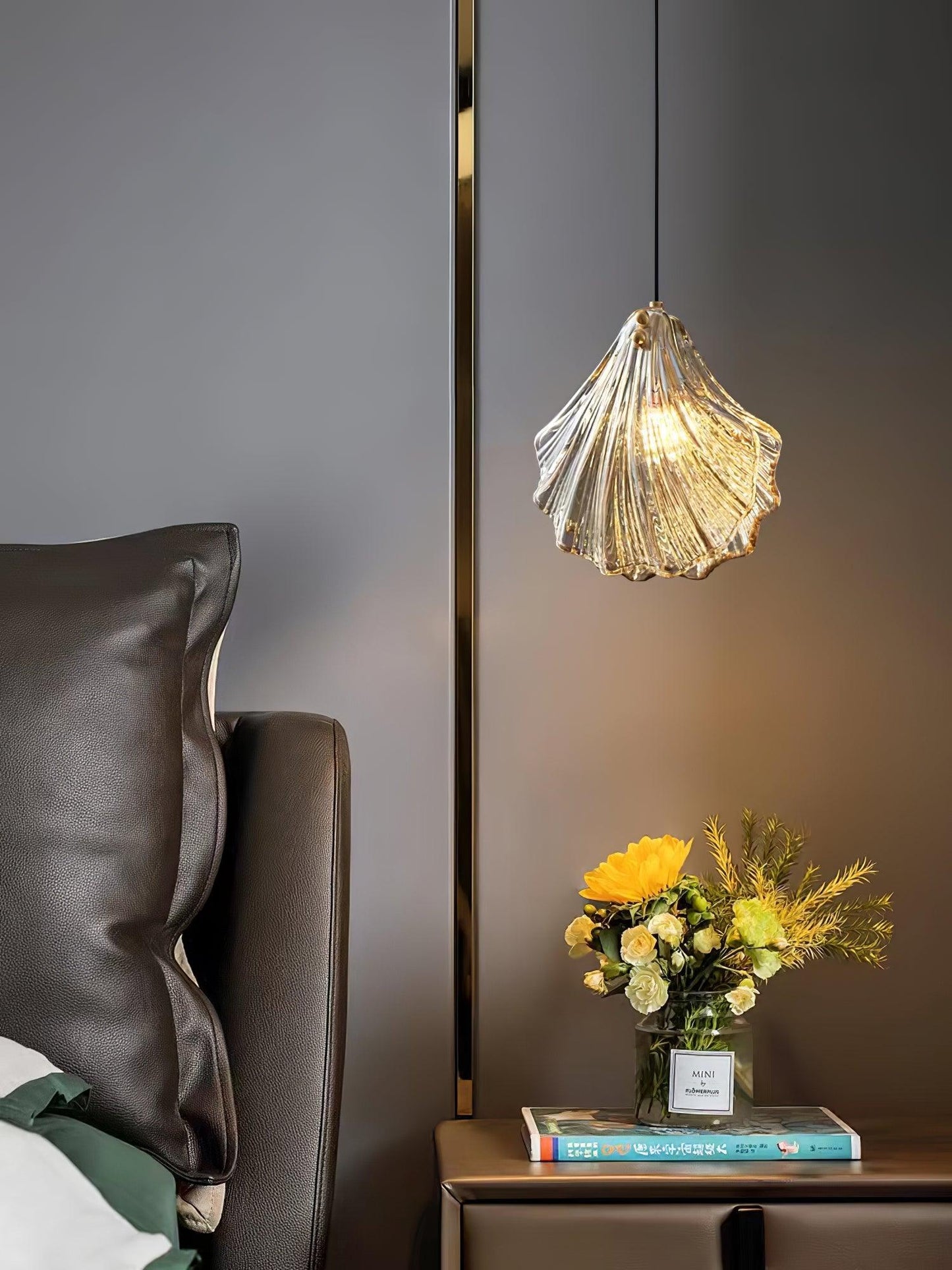 Suspension Chic Mini Coquille – Élégant luminaire en verre et laiton
