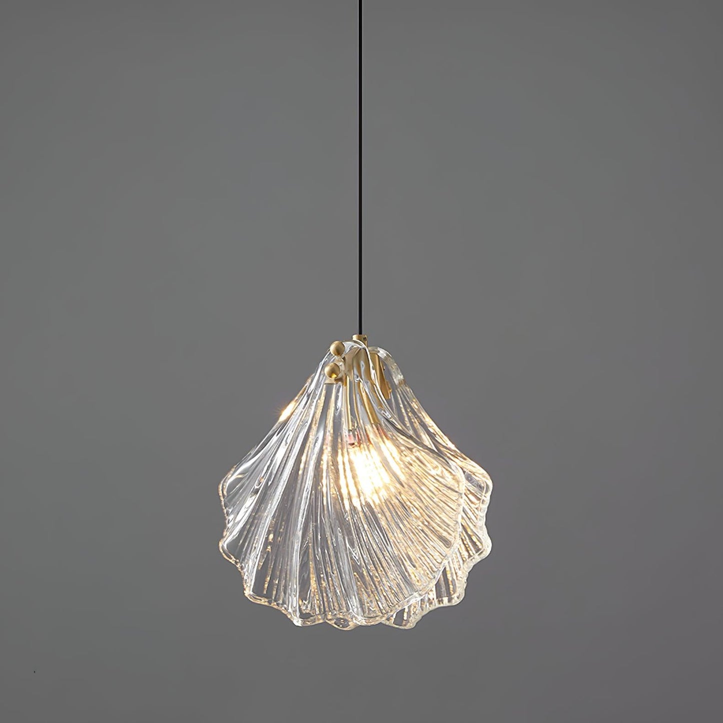 Suspension Chic Mini Coquille – Élégant luminaire en verre et laiton