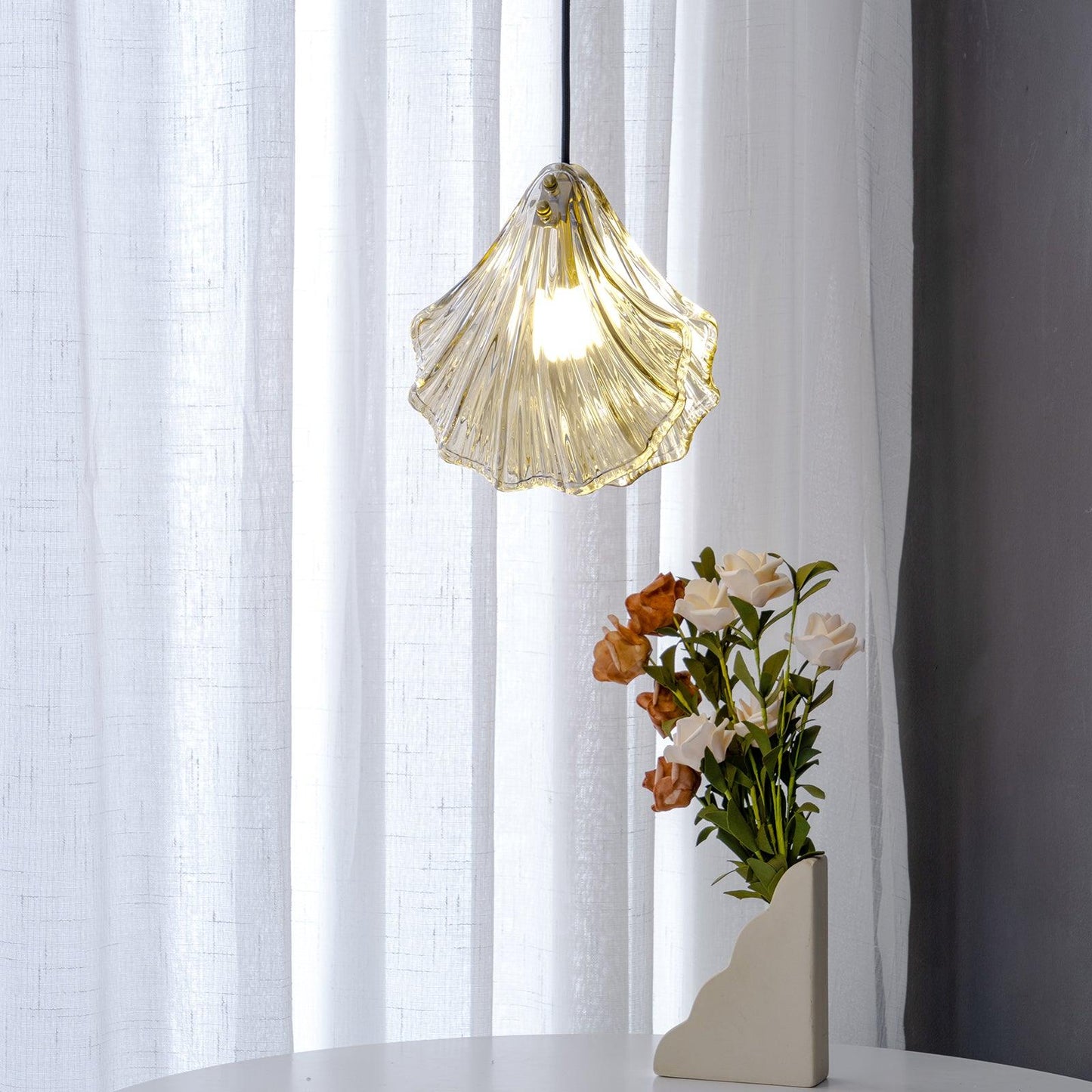 Suspension Chic Mini Coquille – Élégant luminaire en verre et laiton