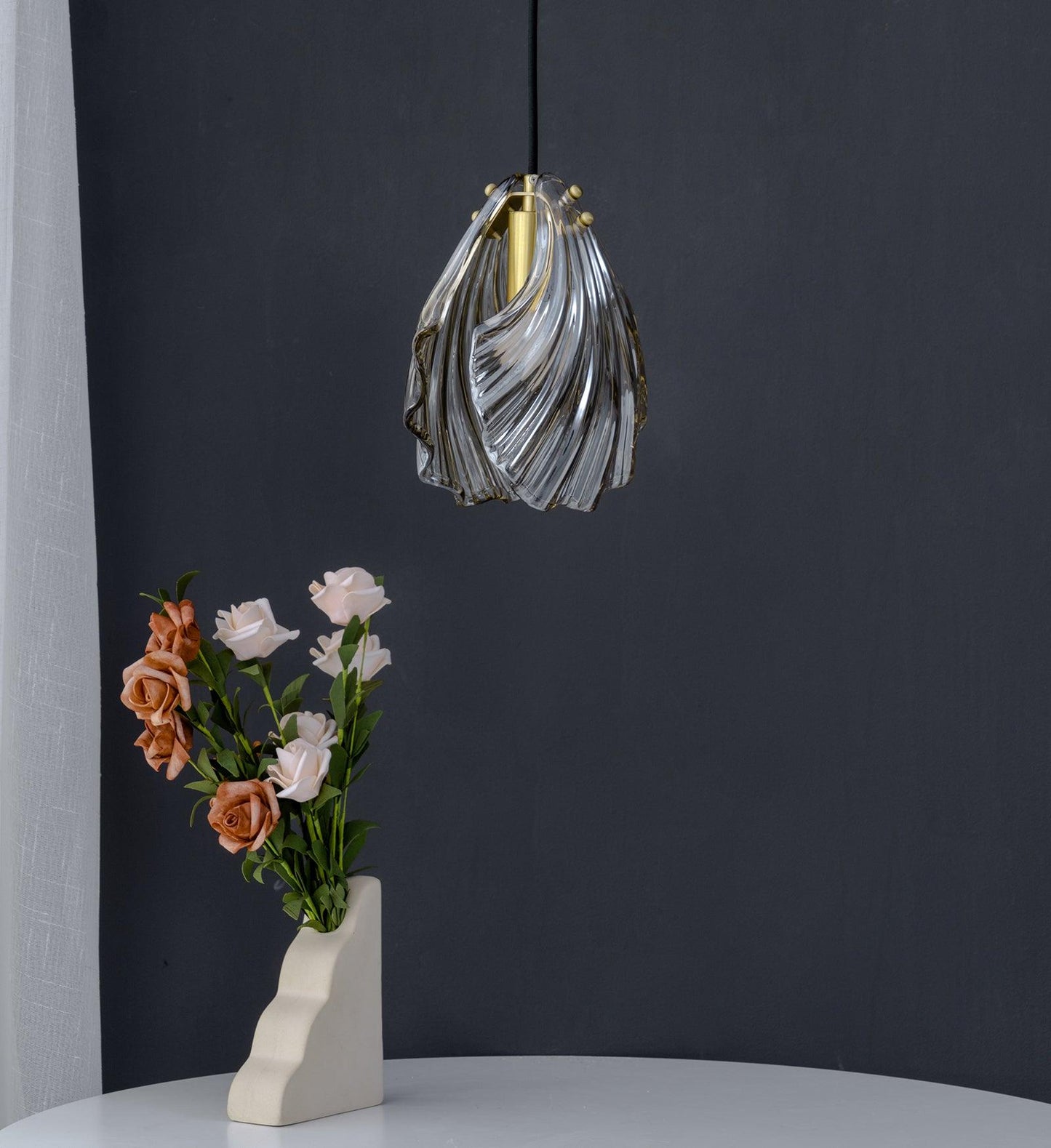 Suspension Chic Mini Coquille – Élégant luminaire en verre et laiton
