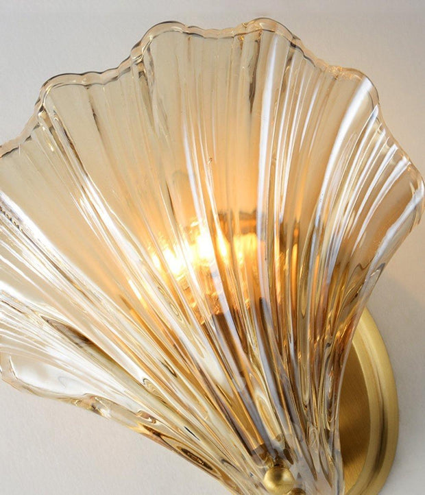 Wall sconce in brass and glass with a sleek design - Contemporary LED lighting with an artistic touch
