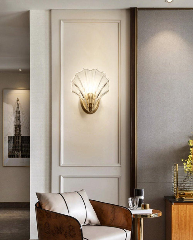 Wall sconce in brass and glass with a sleek design - Contemporary LED lighting with an artistic touch