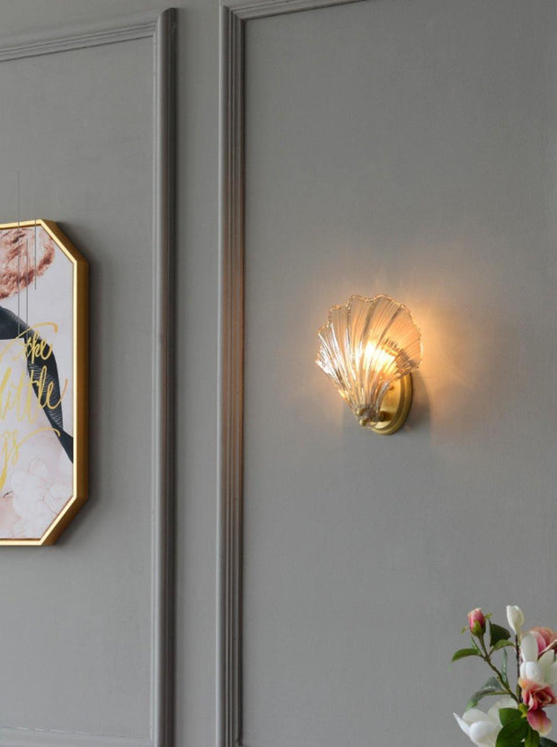 Wall sconce in brass and glass with a sleek design - Contemporary LED lighting with an artistic touch