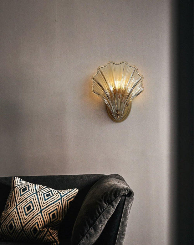 Wall sconce in brass and glass with a sleek design - Contemporary LED lighting with an artistic touch
