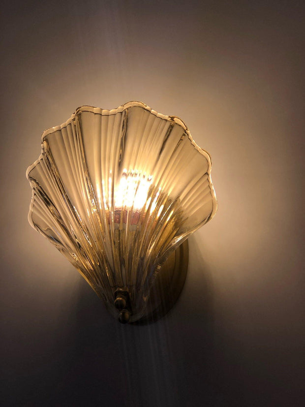 Wall sconce in brass and glass with a sleek design - Contemporary LED lighting with an artistic touch