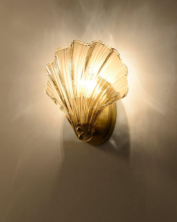 Wall sconce in brass and glass with a sleek design - Contemporary LED lighting with an artistic touch