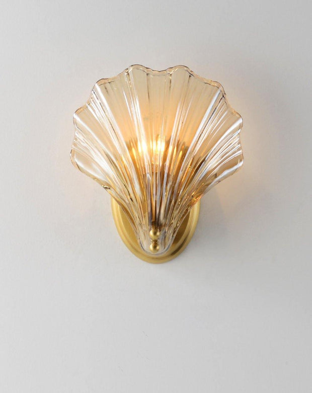 Wall sconce in brass and glass with a sleek design - Contemporary LED lighting with an artistic touch