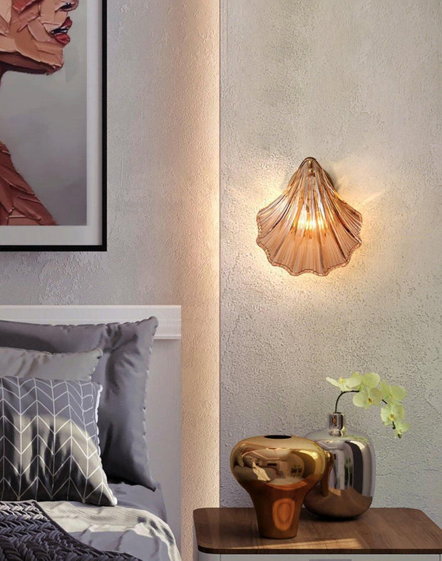 Wall sconce in brass and glass with a sleek design - Contemporary LED lighting with an artistic touch