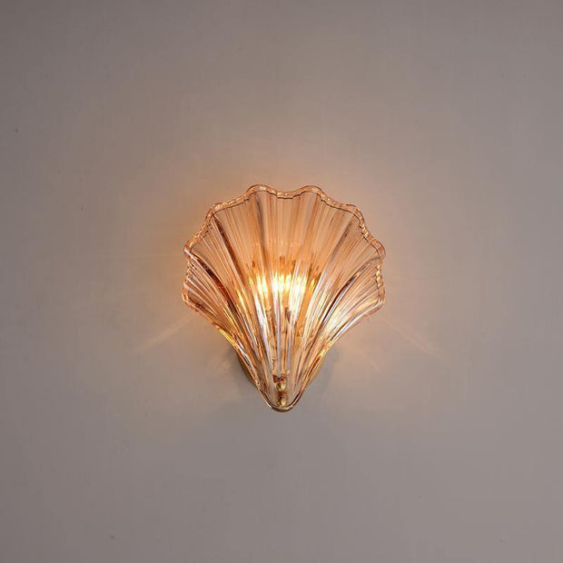 Wall sconce in brass and glass with a sleek design - Contemporary LED lighting with an artistic touch