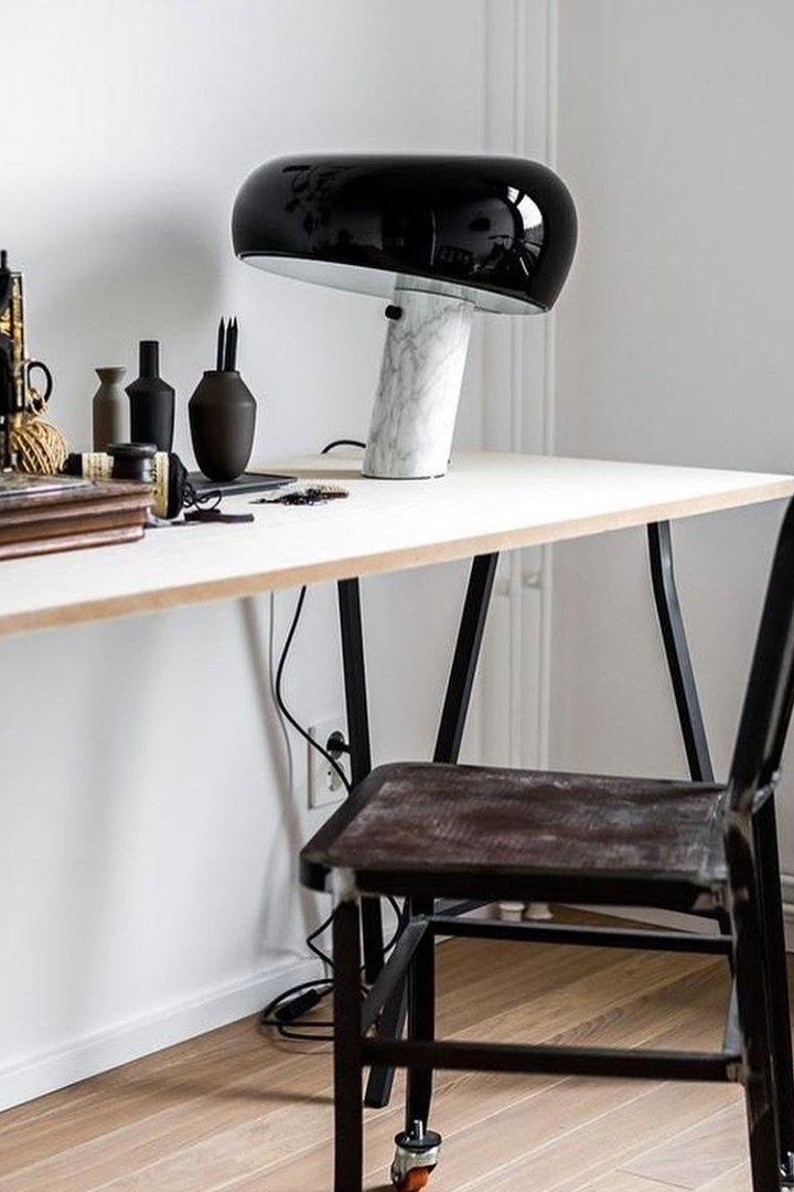 Verfijnde tafellamp van Carrara-marmer en metaal met modern LED-ontwerp