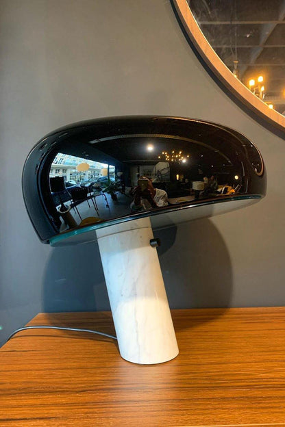 Verfijnde tafellamp van Carrara-marmer en metaal met modern LED-ontwerp