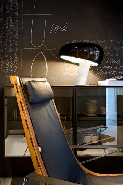 Verfijnde tafellamp van Carrara-marmer en metaal met modern LED-ontwerp