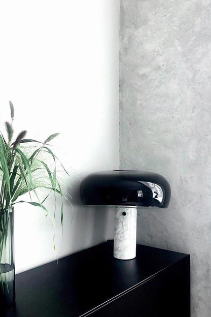 Verfijnde tafellamp van Carrara-marmer en metaal met modern LED-ontwerp