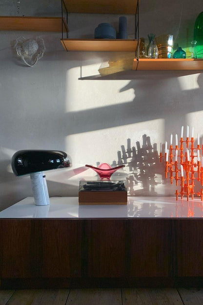 Verfijnde tafellamp van Carrara-marmer en metaal met modern LED-ontwerp