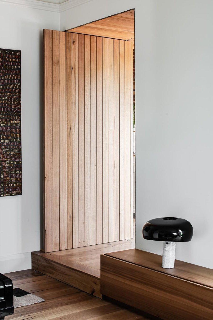 Verfijnde tafellamp van Carrara-marmer en metaal met modern LED-ontwerp