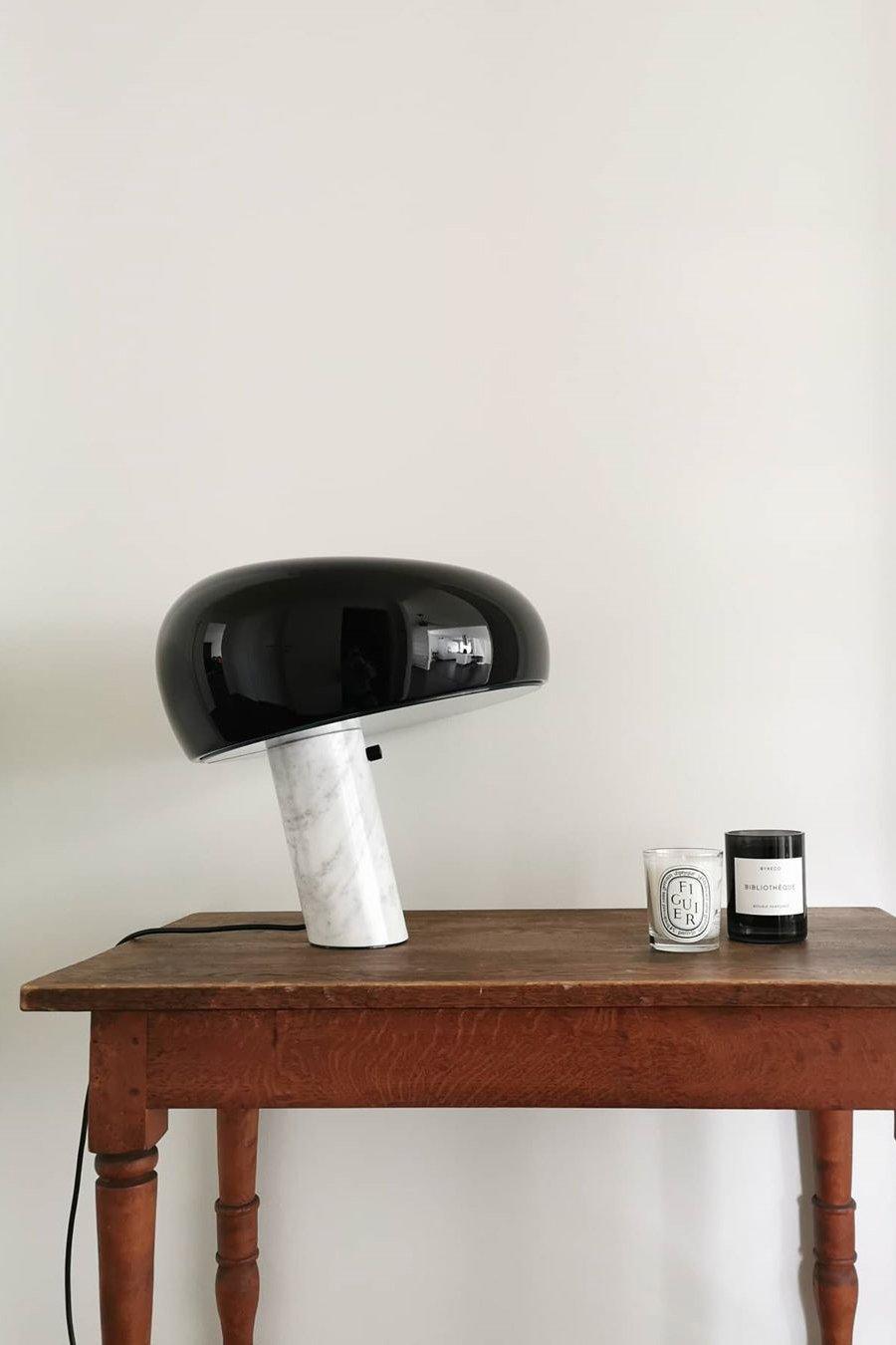 Verfijnde tafellamp van Carrara-marmer en metaal met modern LED-ontwerp