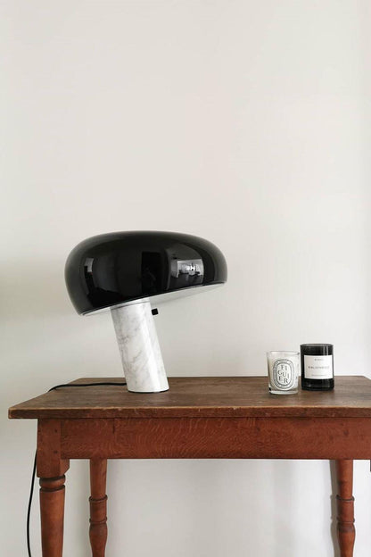 Verfijnde tafellamp van Carrara-marmer en metaal met modern LED-ontwerp