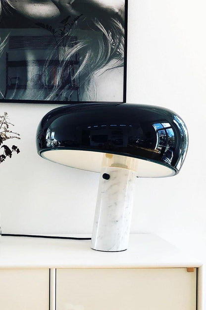 Verfijnde tafellamp van Carrara-marmer en metaal met modern LED-ontwerp