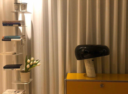 Verfijnde tafellamp van Carrara-marmer en metaal met modern LED-ontwerp