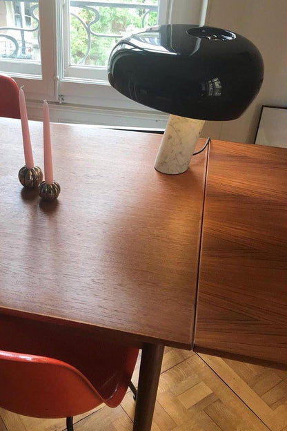 Verfijnde tafellamp van Carrara-marmer en metaal met modern LED-ontwerp