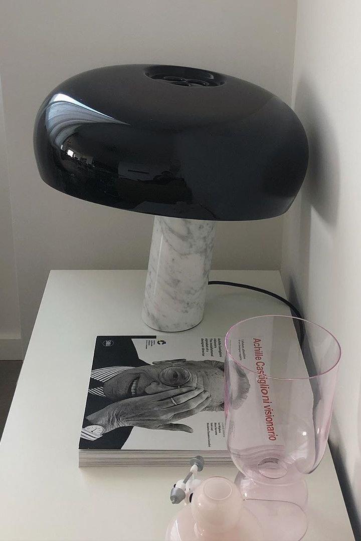 Verfijnde tafellamp van Carrara-marmer en metaal met modern LED-ontwerp