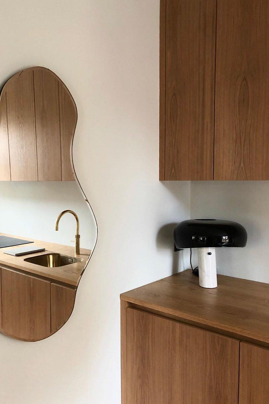 Verfijnde tafellamp van Carrara-marmer en metaal met modern LED-ontwerp