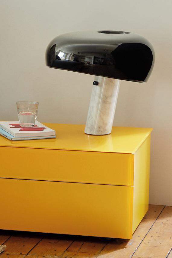 Verfijnde tafellamp van Carrara-marmer en metaal met modern LED-ontwerp