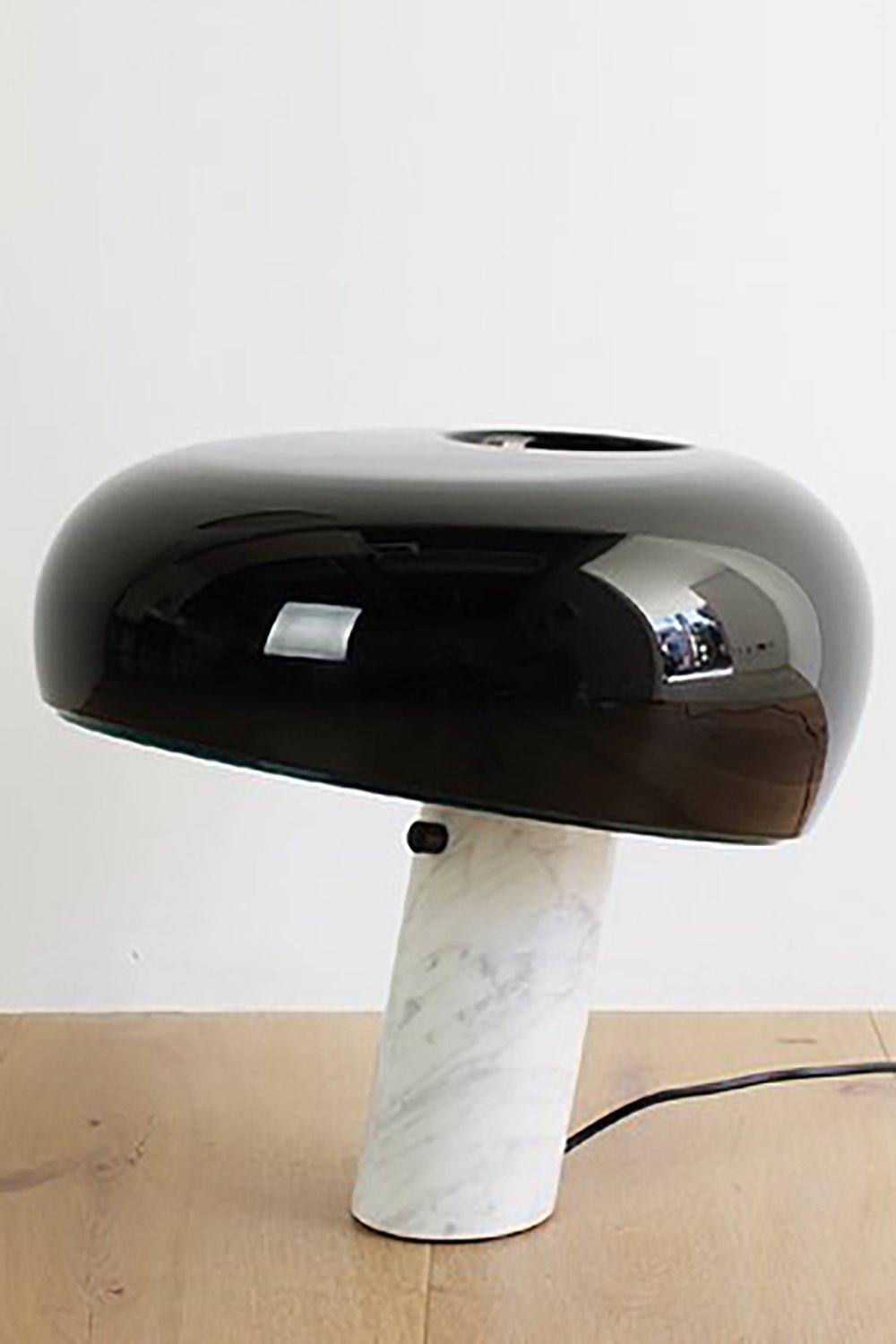 Verfijnde tafellamp van Carrara-marmer en metaal met modern LED-ontwerp