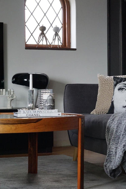 Verfijnde tafellamp van Carrara-marmer en metaal met modern LED-ontwerp