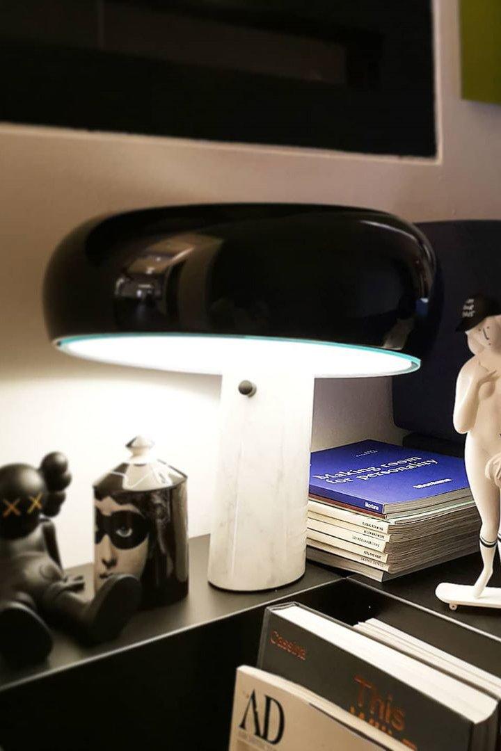 Verfijnde tafellamp van Carrara-marmer en metaal met modern LED-ontwerp