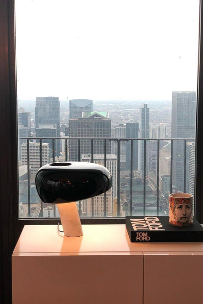 Verfijnde tafellamp van Carrara-marmer en metaal met modern LED-ontwerp