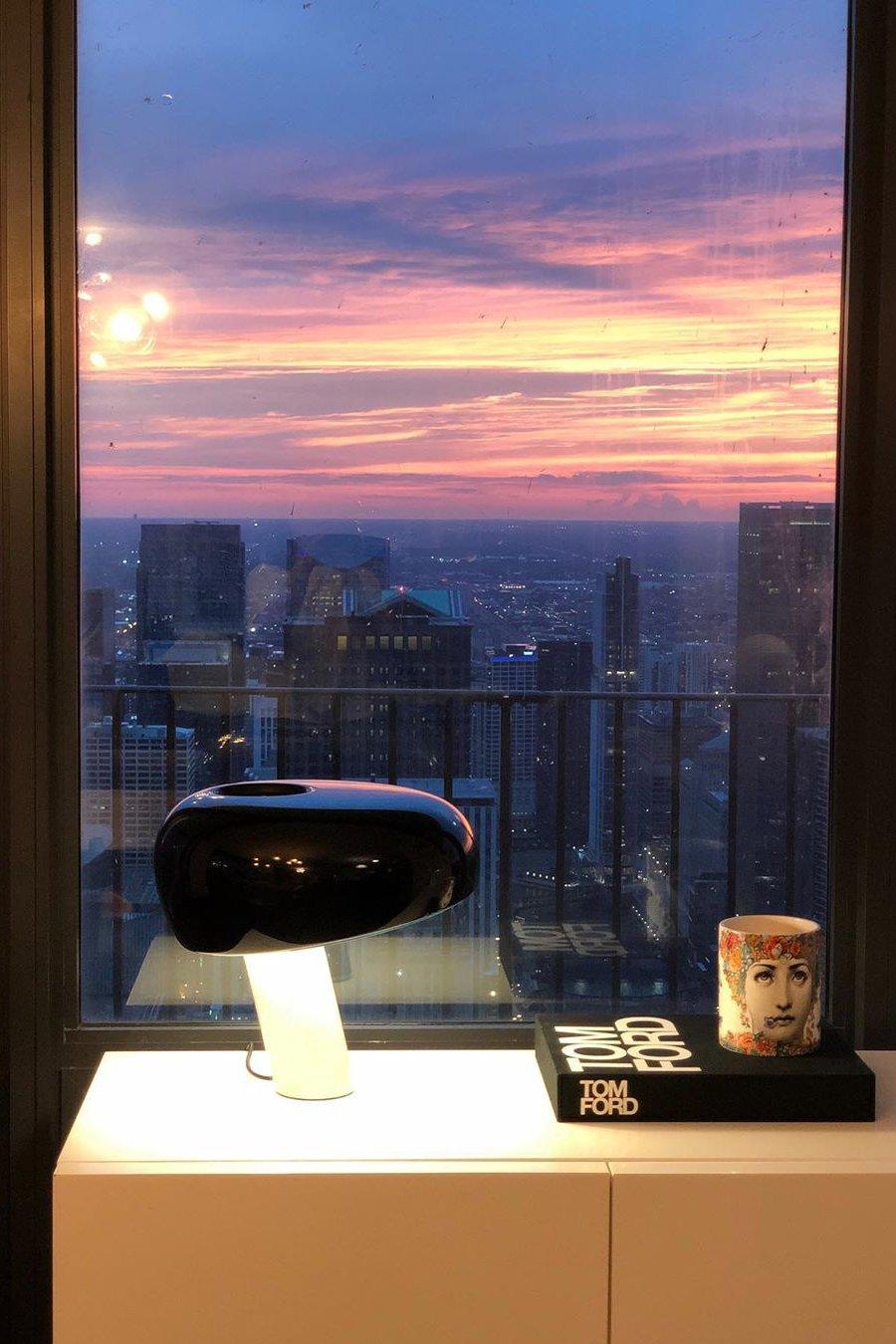 Verfijnde tafellamp van Carrara-marmer en metaal met modern LED-ontwerp