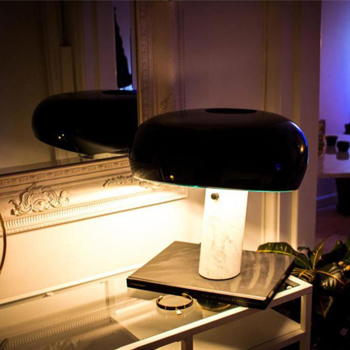 Verfijnde tafellamp van Carrara-marmer en metaal met modern LED-ontwerp