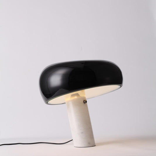 Lampe de table sophistiquée en marbre de Carrare et métal avec design LED moderne