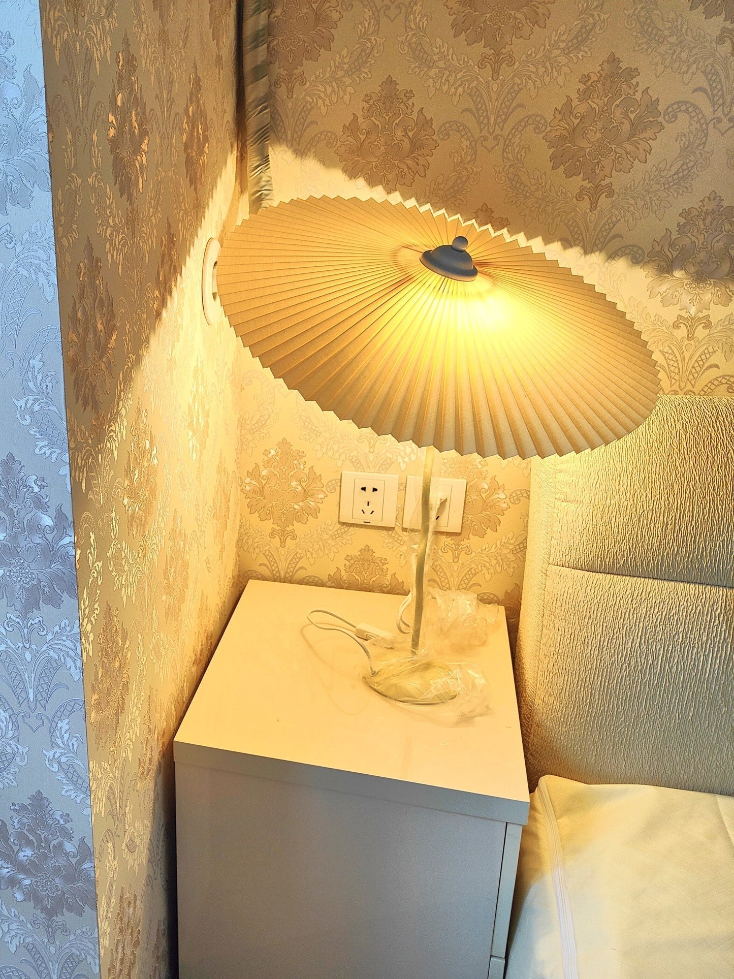 Lampe de Table Chic Squiggle – Élégance Contemporaine Ondulée pour Votre Salon, Chambre ou Bureau