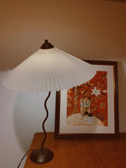 Chic Squiggle Table Lamp – Wavy Contemporary Elegance for Your Living Room, Bedroom, or Office