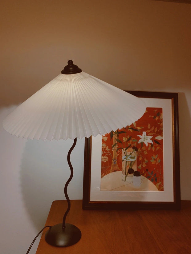 Chic Squiggle Table Lamp – Wavy Contemporary Elegance for Your Living Room, Bedroom, or Office