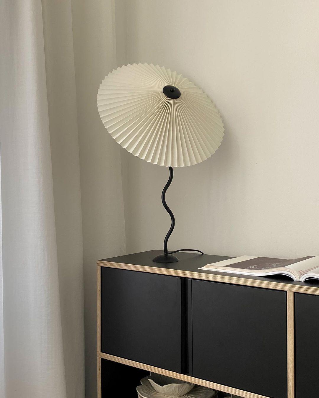 Lampe de Table Chic Squiggle – Élégance Contemporaine Ondulée pour Votre Salon, Chambre ou Bureau