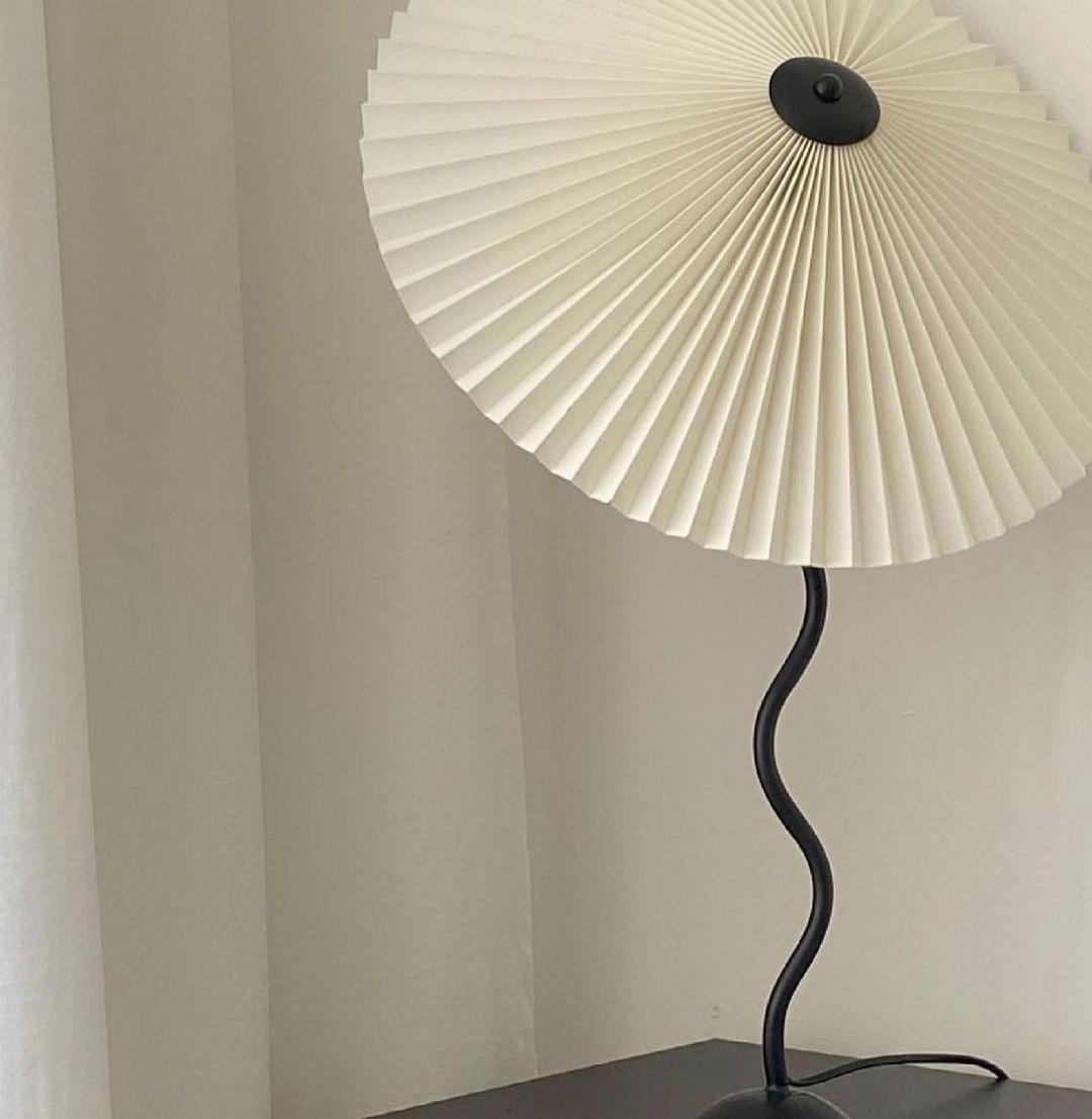 Lampe de Table Chic Squiggle – Élégance Contemporaine Ondulée pour Votre Salon, Chambre ou Bureau