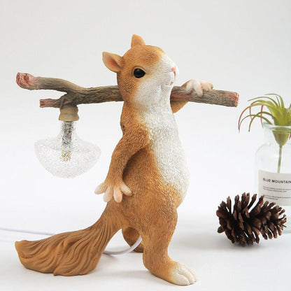 Lampe de table LED écureuil charmant – Accent en résine et verre stylé pour votre espace