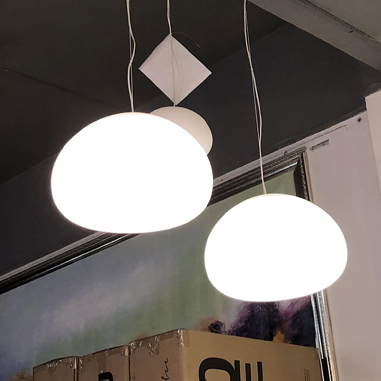 Hängande lampa i chic bao-form – Samtida glasdesign för en varm atmosfär