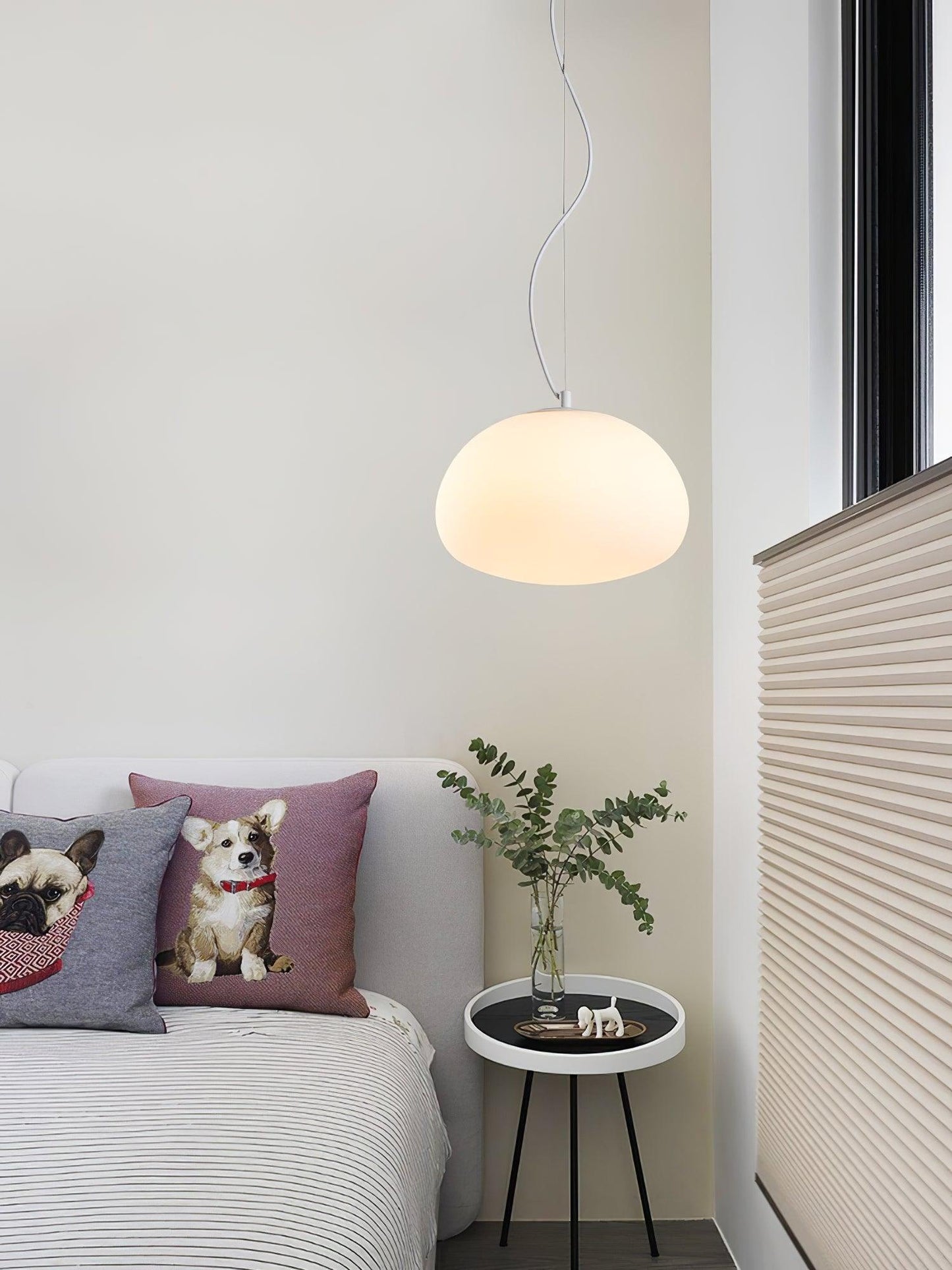 Hängande lampa i chic bao-form – Samtida glasdesign för en varm atmosfär